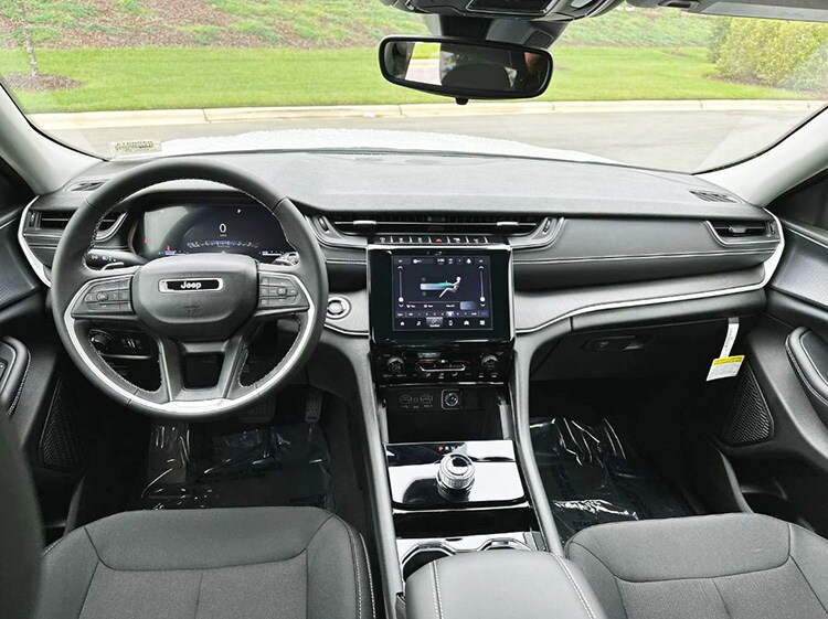 Jeep Cherokee Hendrick Cars dash.jpg
