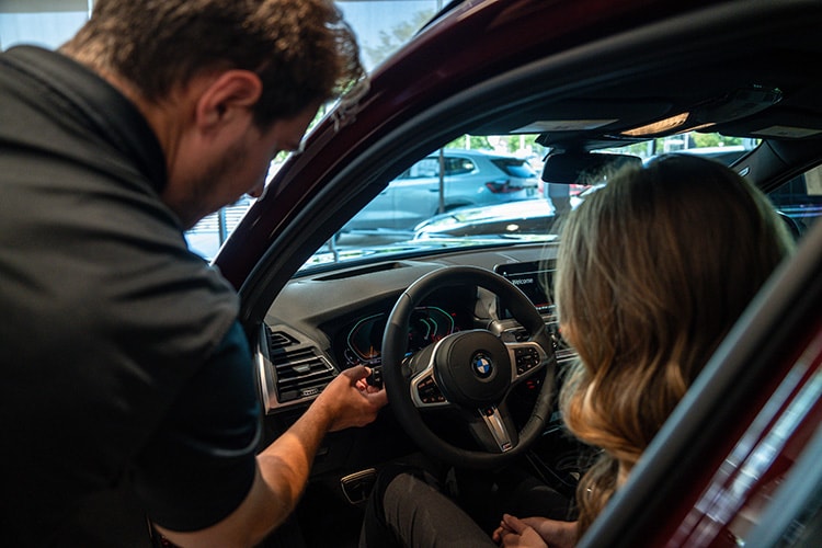 Purchasing%20a%20Vehicle%20Hendrick%20Cars%203.jpg