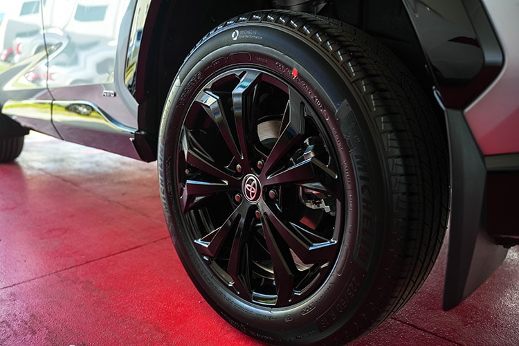 Toyota RAV4 Hendrick Cars Wheel.jpg