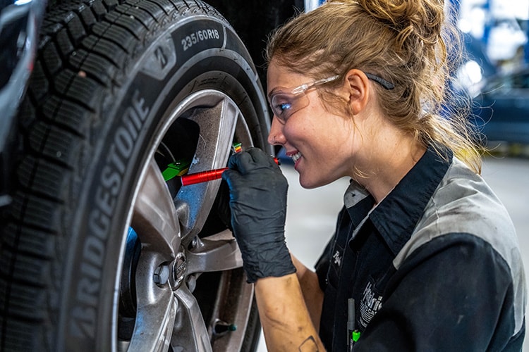 Hendrick%20Technicians%20Volvo.jpg
